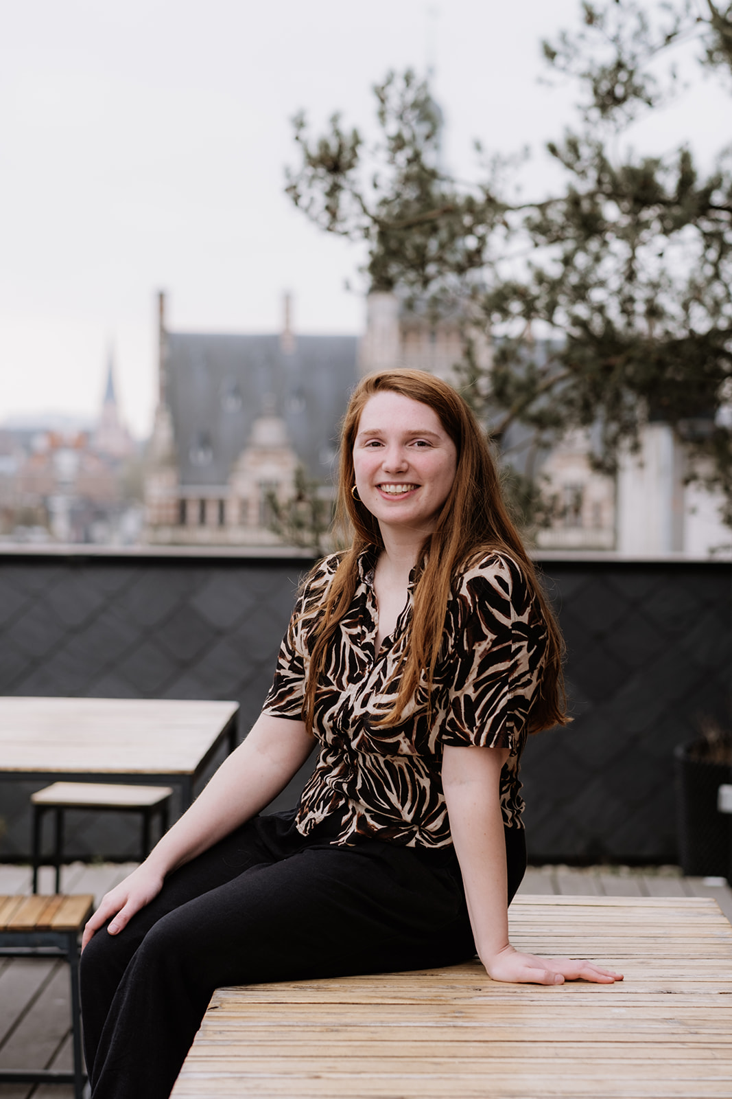 meisje met lang ros haar