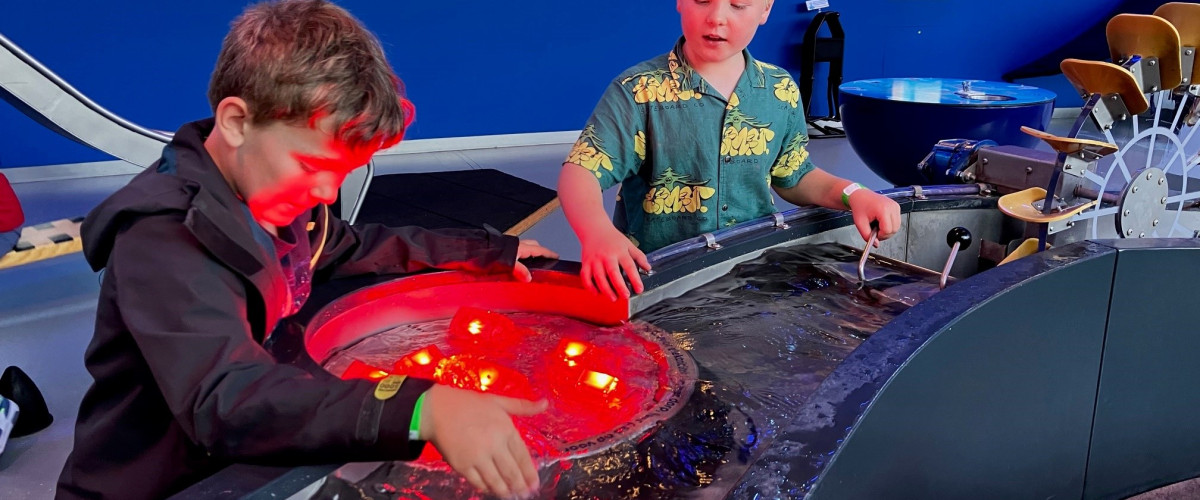 twee jongens die spelen met water in het doe-centrum van Hidrodoe
